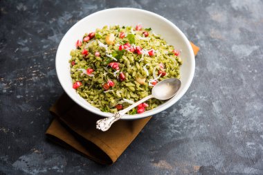 Hariyali Poha / Yeşil Masala Pohe veya düzleştirilmiş pirinç bir kase, seçici odak servis