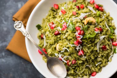 Hariyali Poha / Yeşil Masala Pohe veya düzleştirilmiş pirinç bir kase, seçici odak servis