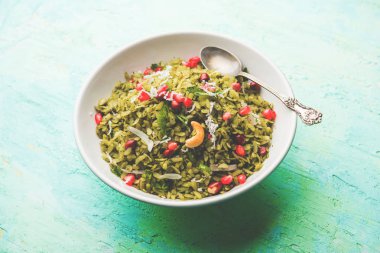 Hariyali Poha / Yeşil Masala Pohe veya düzleştirilmiş pirinç bir kase, seçici odak servis