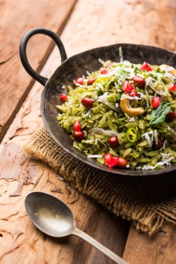 Hariyali Poha / Yeşil Masala Pohe veya düzleştirilmiş pirinç bir kase, seçici odak servis