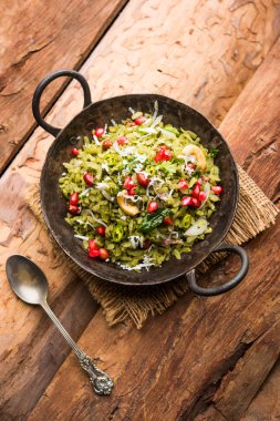 Hariyali Poha / Yeşil Masala Pohe veya düzleştirilmiş pirinç bir kase, seçici odak servis