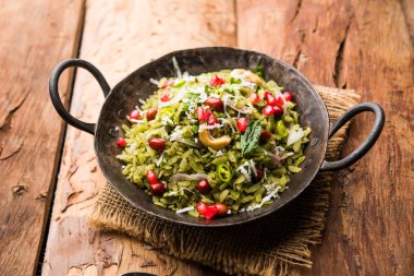 Hariyali Poha / Yeşil Masala Pohe veya düzleştirilmiş pirinç bir kase, seçici odak servis