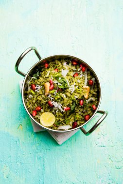 Hariyali Poha / Yeşil Masala Pohe veya düzleştirilmiş pirinç bir kase, seçici odak servis