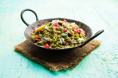 Hariyali Poha / Yeşil Masala Pohe veya düzleştirilmiş pirinç bir kase, seçici odak servis