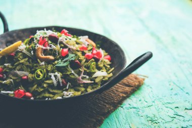 Hariyali Poha / Yeşil Masala Pohe veya düzleştirilmiş pirinç bir kase, seçici odak servis