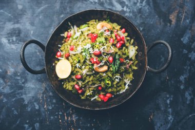 Hariyali Poha / Yeşil Masala Pohe veya düzleştirilmiş pirinç bir kase, seçici odak servis