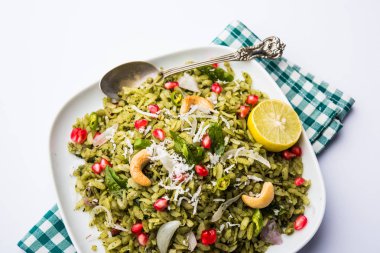 Hariyali Poha / Yeşil Masala Pohe veya düzleştirilmiş pirinç bir kase, seçici odak servis