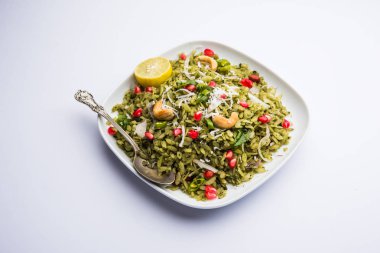 Hariyali Poha / Yeşil Masala Pohe veya düzleştirilmiş pirinç bir kase, seçici odak servis