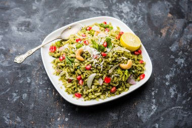 Hariyali Poha / Yeşil Masala Pohe veya düzleştirilmiş pirinç bir kase, seçici odak servis