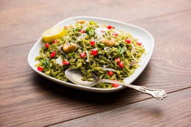 Hariyali Poha / Yeşil Masala Pohe veya düzleştirilmiş pirinç bir kase, seçici odak servis