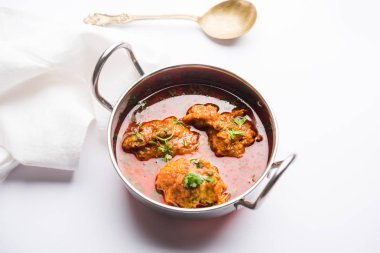 Lauki kofta Curry, bottel gourd veya Doodhi kullanılarak yapılmış, bir kase veya karahi hizmet vermektedir. seçici odak