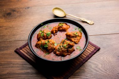Lauki kofta Curry, bottel gourd veya Doodhi kullanılarak yapılmış, bir kase veya karahi hizmet vermektedir. seçici odak