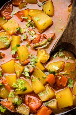 Lauki/doodhi ki Sabji de şişe kabak köri olarak bilinir. bir kase veya karahi hizmet vermektedir. seçici odak