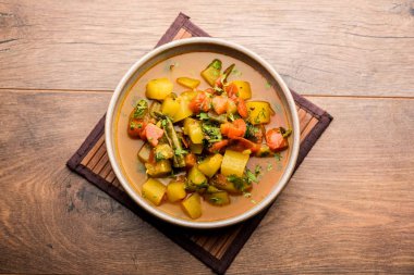 Lauki/doodhi ki Sabji de şişe kabak köri olarak bilinir. bir kase veya karahi hizmet vermektedir. seçici odak