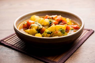 Lauki/doodhi ki Sabji de şişe kabak köri olarak bilinir. bir kase veya karahi hizmet vermektedir. seçici odak