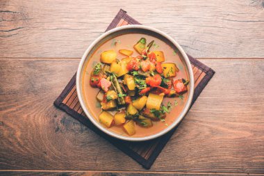 Lauki/doodhi ki Sabji de şişe kabak köri olarak bilinir. bir kase veya karahi hizmet vermektedir. seçici odak
