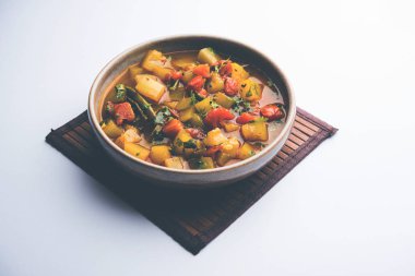 Lauki/doodhi ki Sabji de şişe kabak köri olarak bilinir. bir kase veya karahi hizmet vermektedir. seçici odak