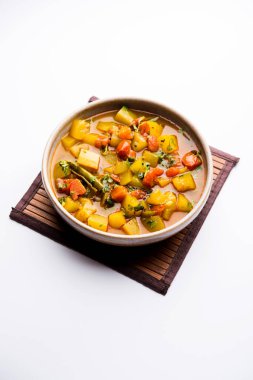 Lauki/doodhi ki Sabji de şişe kabak köri olarak bilinir. bir kase veya karahi hizmet vermektedir. seçici odak