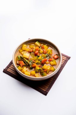 Lauki/doodhi ki Sabji de şişe kabak köri olarak bilinir. bir kase veya karahi hizmet vermektedir. seçici odak