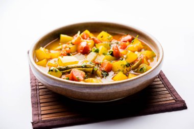 Lauki/doodhi ki Sabji de şişe kabak köri olarak bilinir. bir kase veya karahi hizmet vermektedir. seçici odak