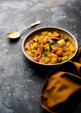 Lauki/doodhi ki Sabji de şişe kabak köri olarak bilinir. bir kase veya karahi hizmet vermektedir. seçici odak