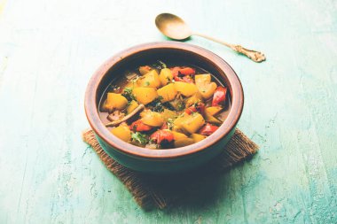 Lauki/doodhi ki Sabji de şişe kabak köri olarak bilinir. bir kase veya karahi hizmet vermektedir. seçici odak