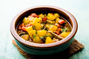 Lauki/doodhi ki Sabji de şişe kabak köri olarak bilinir. bir kase veya karahi hizmet vermektedir. seçici odak