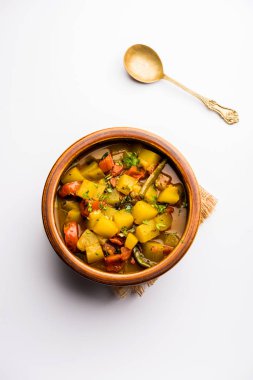 Lauki/doodhi ki Sabji de şişe kabak köri olarak bilinir. bir kase veya karahi hizmet vermektedir. seçici odak