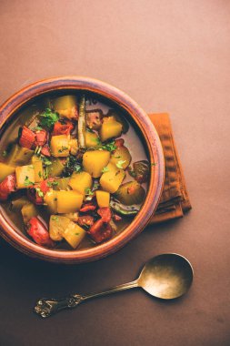 Lauki/doodhi ki Sabji de şişe kabak köri olarak bilinir. bir kase veya karahi hizmet vermektedir. seçici odak