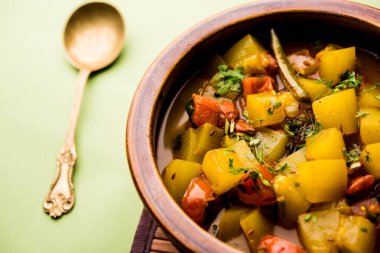 Lauki/doodhi ki Sabji de şişe kabak köri olarak bilinir. bir kase veya karahi hizmet vermektedir. seçici odak