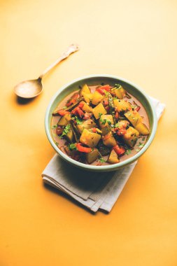 Lauki/doodhi ki Sabji de şişe kabak köri olarak bilinir. bir kase veya karahi hizmet vermektedir. seçici odak