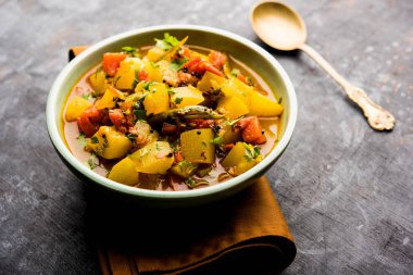 Lauki/doodhi ki Sabji de şişe kabak köri olarak bilinir. bir kase veya karahi hizmet vermektedir. seçici odak