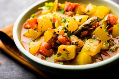 Lauki/doodhi ki Sabji de şişe kabak köri olarak bilinir. bir kase veya karahi hizmet vermektedir. seçici odak