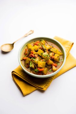 Lauki/doodhi ki Sabji de şişe kabak köri olarak bilinir. bir kase veya karahi hizmet vermektedir. seçici odak