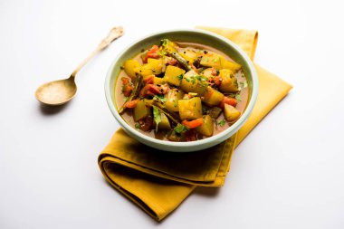 Lauki/doodhi ki Sabji de şişe kabak köri olarak bilinir. bir kase veya karahi hizmet vermektedir. seçici odak