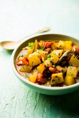 Lauki/doodhi ki Sabji de şişe kabak köri olarak bilinir. bir kase veya karahi hizmet vermektedir. seçici odak