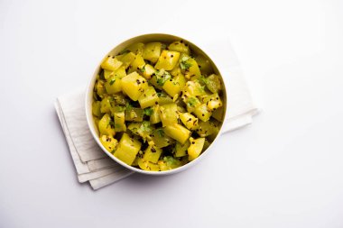 Lauki/doodhi ki sookhi Sabji de şişe kabak kuru sebze tarifi olarak bilinen. bir kase veya karahi hizmet vermektedir. seçici odak