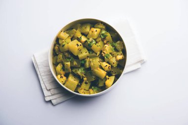 Lauki/doodhi ki sookhi Sabji de şişe kabak kuru sebze tarifi olarak bilinen. bir kase veya karahi hizmet vermektedir. seçici odak