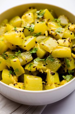 Lauki/doodhi ki sookhi Sabji de şişe kabak kuru sebze tarifi olarak bilinen. bir kase veya karahi hizmet vermektedir. seçici odak