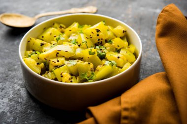 Lauki/doodhi ki sookhi Sabji de şişe kabak kuru sebze tarifi olarak bilinen. bir kase veya karahi hizmet vermektedir. seçici odak