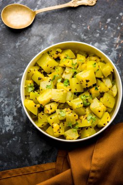 Lauki/doodhi ki sookhi Sabji de şişe kabak kuru sebze tarifi olarak bilinen. bir kase veya karahi hizmet vermektedir. seçici odak