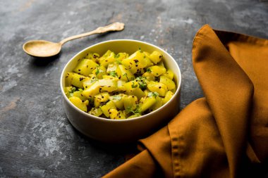 Lauki/doodhi ki sookhi Sabji de şişe kabak kuru sebze tarifi olarak bilinen. bir kase veya karahi hizmet vermektedir. seçici odak