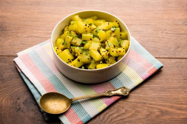 Lauki/doodhi ki sookhi Sabji de şişe kabak kuru sebze tarifi olarak bilinen. bir kase veya karahi hizmet vermektedir. seçici odak