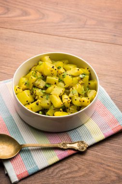 Lauki/doodhi ki sookhi Sabji de şişe kabak kuru sebze tarifi olarak bilinen. bir kase veya karahi hizmet vermektedir. seçici odak