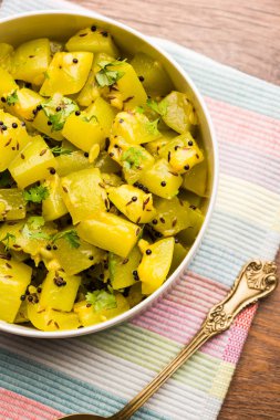 Lauki/doodhi ki sookhi Sabji de şişe kabak kuru sebze tarifi olarak bilinen. bir kase veya karahi hizmet vermektedir. seçici odak