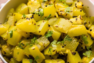 Lauki/doodhi ki sookhi Sabji de şişe kabak kuru sebze tarifi olarak bilinen. bir kase veya karahi hizmet vermektedir. seçici odak