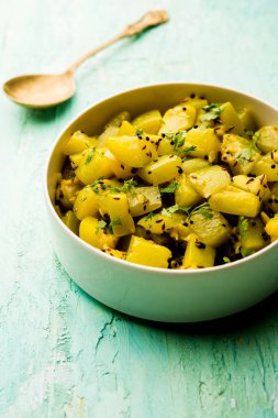 Lauki/doodhi ki sookhi Sabji de şişe kabak kuru sebze tarifi olarak bilinen. bir kase veya karahi hizmet vermektedir. seçici odak