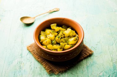 Lauki/doodhi ki sookhi Sabji de şişe kabak kuru sebze tarifi olarak bilinen. bir kase veya karahi hizmet vermektedir. seçici odak