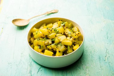 Lauki/doodhi ki sookhi Sabji de şişe kabak kuru sebze tarifi olarak bilinen. bir kase veya karahi hizmet vermektedir. seçici odak