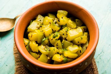 Lauki/doodhi ki sookhi Sabji de şişe kabak kuru sebze tarifi olarak bilinen. bir kase veya karahi hizmet vermektedir. seçici odak